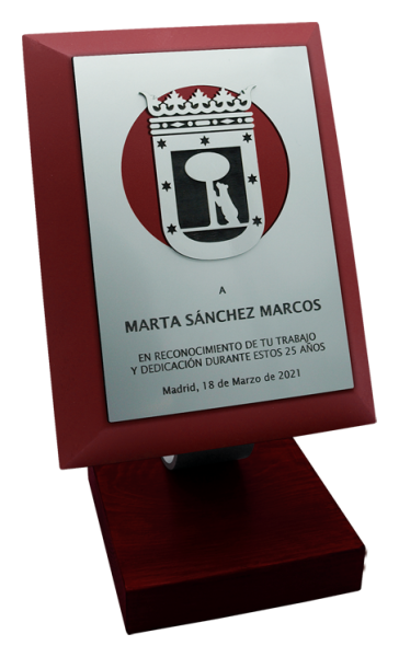 Trofeo en acero y madera "Escudo de Ayuntamiento"Referencia: PL0361Premio institucional fabricado en madera maciza con escudo calado y grabado en acero.Posibilidad de grabar un texto conmemorativo.Creamos trofeos, premios o placas conmemorativas diferentes, personalizados con cualquier anagrama, escudo o logotipo.Medidas de la peana: 14x14x3cm.Medidas de la placa: 20x26x3cm.Medida: 200x260mm.