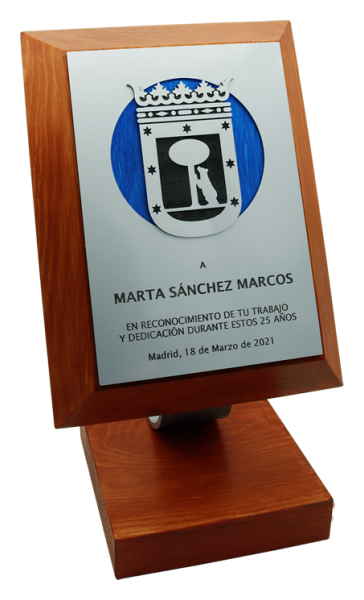 Trofeo en acero y madera maciza "Escudo de Ayuntamiento"Referencia: PL0361Premio institucional fabricado en madera maciza con escudo calado y grabado en acero.Posibilidad de grabar un texto conmemorativo.Creamos trofeos, premios o placas conmemorativas diferentes, personalizados con cualquier anagrama, escudo o logotipo.Medidas de la peana: 14x14x3cm.Medidas de la placa: 20x26x3cm.Medida: 200x260mm.