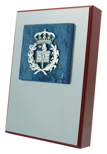 Trofeo en acero, pizarra y madera maciza "Medicina" (Bleu)Referencia: PL0407Trofeo personalizado fabricado en madera maciza y acabado en acero, con el anagráma sobre pizarra esmaltada al horno, y con piezas para soporte diseñadas y fabricadas en exclusiva por Joaquín Prior.Posibilidad de personalizar con su logotipo y un texto conmemorativo.Medidas: 15x21x2cm.Medida pizarra: 10x10x1cm.Medida: 150x210mm.