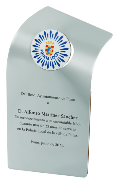 Placa de acero "Policia Local"Referencia: PL0413Placa fabricada en acero macizo.Escudo a color vitrificado sobre acero.Piezas para soporte diseñadas y fabricadas en exclusiva por Joaquín Prior.Motivo de 60mm de diámetro.Posibilidad de grabar un texto conmemorativo.Medida: 120x200mm.