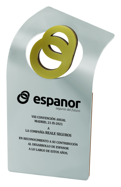 Trofeo de acero "Logotipo de Espanor"Referencia: PL0417Placa fabricada en acero macizo.Escudo en relieve en polimero dorado nacarado.Piezas para soporte diseñadas y fabricadas en exclusiva por Joaquín Prior.Motivo de 8x9cm.Posibilidad de grabar un texto conmemorativo.Medida: 120x220mm.