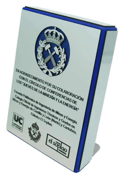 Trofeo inclinado en acero y madera maciza "Ingenieros de Minas"Referencia: PL0429Trofeo personalizado fabricado en madera maciza y acero.Pieza exclusiva con un diseño único con inclinación.Posibilidad de personalizar con su logotipo y un texto conmemorativo.Medidas: 15x20x3cm.Medida: 200x150mm.