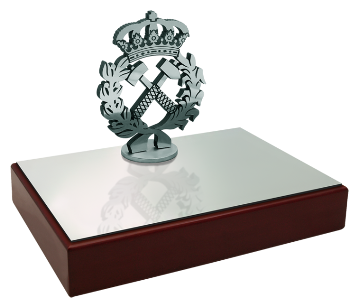 Plakette aus Stahl und Massivholz mit Antennenlogo "Ingenieros de Minas"Ref. Code: PL0430Platte aus Stahl und Massivholz mit Stahllogo.Abmessungen des Ständers: 23x16x4cm.Maße der Figur: 10x12cm.Möglichkeit der Gravur eines Gedenktextes.Wir können sie mit jedem Logo, Wappen oder Schriftzug personalisieren.Gr&ouml;&szlig;e: 230x160mm.