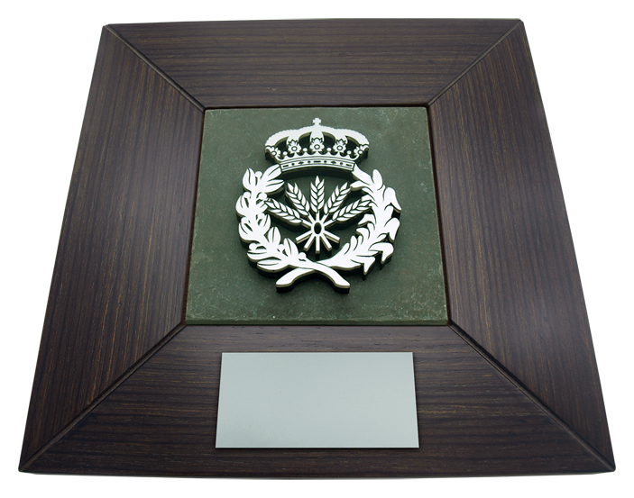 Plaque commémorative professionnelle en bois et en ardoise "Ingénieurs agronomes"Referencia: PL0432Métope commémoratif en bois et ardoise verte, personnalisé avec un logo embossé à effet d'acier.Base en bois de wengé ou de noyer.Taille du bois : 30x30cm.Taille de l'ardoise : 14x14cm.Motif en volume.Plaque d'inscription en option.Nous créons différents trophées, récompenses ou plaques commémoratives, personnalisés avec n'importe quel anagramme, écusson ou logo.Toutes les professions et carrières sont disponibles : Avocat, Agent commercial, Métreur, Architecte, ATS, Beaux-Arts, Sciences biologiques, Sciences exactes, Sciences physiques, Sciences politiques, Sciences politiques et économiques, Sciences chimiques, Commerce, Dessinateur, Economie, Gestion, Pharmacie, Philosophie et Lettres, Géographie, Géologie, Sciences sociales, Informatique, Génie agricole, Génie civil, Génie électronique, Génie forestier, Génie minier, Génie naval, Génie industriel supérieur, Génie technique industriel, Génie des télécommunications, Génie textile, Bijouterie, Enseignement, Médecine, Musique, Psychologie, Topographie, Odontologie, Optique, Journalisme, Médecine vétérinaire.Et si nous n'avons pas le vôtre, n'hésitez pas à nous contacter.Medida: 300x300mm.