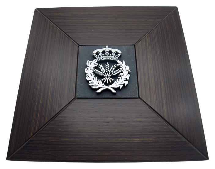 Placa conmemorativa profesional de madera y pizarra "Ingenieros Agrónomos"
Referencia: PL0433
Metopa conmemorativa fabricada en madera y pizarra, personalizada con logotipo en relieve efecto acero.
Base de madera wengué o nogal.
Tamaño de la madera: 30x30cm.
Tamaño la pizarra: 10x10cm.
Motivo en volumen.
Placa para inscripción opcional.
Creamos trofeos, premios o placas conmemorativas diferentes, personalizados con cualquier anagrama, escudo o logotipo.
Tenemos todas las profesiones y carreras disponibles: Abogacía (Abogado / Derecho), Agente Comercial, Aparejador, Arquitecto (Arquitectura), ATS (Enfermería), Bellas Artes, Ciencias Biológicas (Biología), Ciencias Exactas, Ciencias Físicas, Ciencias Políticas, Ciencias Políticas y Económicas, Ciencias Químicas, Comercio, Delineante, Economía, Empresariales, Farmacia, Filosofía y Letras, Geografía, Geológicas (Geología), Graduado Social, Informática, Ingeniero Agrónomo, Ingeniero de Caminos, Ingeniero Electrónico, Ingeniero de Montes, Ingeniero de Minas, Ingeniero Naval, Ingeniero Industrial Superior, Ingeniero Técnico Industrial, Ingeniero Telecomunicaciones, Ingeniero Textil, Joyero, Magisterio (Profesor), Medicina, Música, Psicología, Topógrafo (Topografía), Odontología, Óptica, Periodismo, Veterinaria.
Y si no tenemos la suya, consultenos.
Medida: 300x300mm. Placa conmemorativa profesional de madera y pizarra "Ingenieros Agrónomos"
Referencia: PL0433
Metopa conmemorativa fabricada en madera y pizarra, personalizada con logotipo en relieve efecto acero.
Base de madera wengué o nogal.
Tamaño de la madera: 30x30cm.
Tamaño la pizarra: 10x10cm.
Motivo en volumen.
Placa para inscripción opcional.
Creamos trofeos, premios o placas conmemorativas diferentes, personalizados con cualquier anagrama, escudo o logotipo.
Tenemos todas las profesiones y carreras disponibles: Abogacía (Abogado / Derecho), Agente Comercial, Aparejador, Arquitecto (Arquitectura), ATS (Enfermería), Bellas Artes, Ciencias Biológicas (Biología), Ciencias Exactas, Ciencias Físicas, Ciencias Políticas, Ciencias Políticas y Económicas, Ciencias Químicas, Comercio, Delineante, Economía, Empresariales, Farmacia, Filosofía y Letras, Geografía, Geológicas (Geología), Graduado Social, Informática, Ingeniero Agrónomo, Ingeniero de Caminos, Ingeniero Electrónico, Ingeniero de Montes, Ingeniero de Minas, Ingeniero Naval, Ingeniero Industrial Superior, Ingeniero Técnico Industrial, Ingeniero Telecomunicaciones, Ingeniero Textil, Joyero, Magisterio (Profesor), Medicina, Música, Psicología, Topógrafo (Topografía), Odontología, Óptica, Periodismo, Veterinaria.
Y si no tenemos la suya, consultenos.
Medida: 300x300mm.