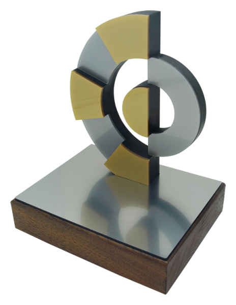 Steel and solid wood trophy with aerial logoRef. code: PL0435Plate made of steel and solid wood with steel logo.Base dimensions: 16x14x4cm.Figure measures: 15x17x4cm.Possibility of engraving a commemorative text.We customize with any anagram, shield or logo.Size: 160x200mm.