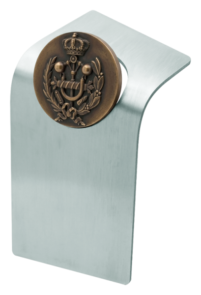 Trophy with engineer's shield in bronzeRef. code: PL0445Industrial engineers' shield in bronze on a polished solid steel plate.Size: 120x220mm.