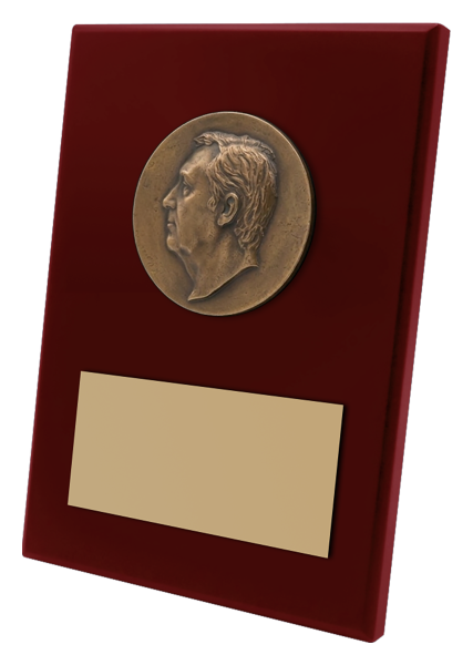Individuell gestaltete Metope mit einem Gesicht aus BronzeRef. Code: PL0446Gesicht aus Bronze auf einer schwarz lackierten Massivholz-Metapher. Das Gesicht ist vollständig personalisiert und wird nach einem Foto geschnitzt, wodurch ein überraschendes und getreues Ergebnis erzielt wird.Gr&ouml;&szlig;e: 210x280mm.