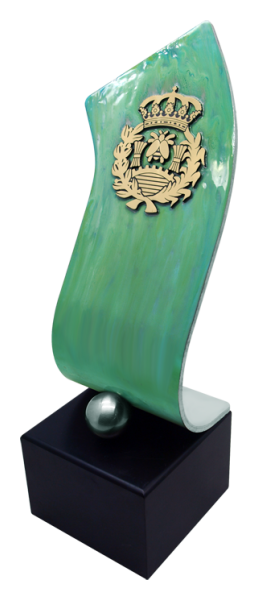 Trophäe der Berufe aus emailliertem Stahl "Ökonomen"
Ref. Code: PL0460
Exklusiv von Joaquín Prior entworfene und gefertigte Trophäe aus massivem, emailliertem Stahl, personalisiert mit dem Wappen der Industrieingenieure in Gold.
Möglichkeit der Gravur eines Gedenktextes.
Wir stellen verschiedene Trophäen, Auszeichnungen oder Gedenktafeln her, die mit einem beliebigen Anagramm, Wappen oder Logo personalisiert werden.
Größe: 100x270mm. Trophäe der Berufe aus emailliertem Stahl "Ökonomen"
Ref. Code: PL0460
Exklusiv von Joaquín Prior entworfene und gefertigte Trophäe aus massivem, emailliertem Stahl, personalisiert mit dem Wappen der Industrieingenieure in Gold.
Möglichkeit der Gravur eines Gedenktextes.
Wir stellen verschiedene Trophäen, Auszeichnungen oder Gedenktafeln her, die mit einem beliebigen Anagramm, Wappen oder Logo personalisiert werden.
Größe: 100x270mm.