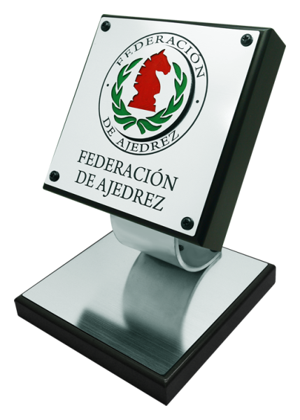 Trophée sportif en acier et bois massif « Échecs »Referencia: PL0461Trophée fabriqué en acier et en bois massif, orné d'un logo ajouré et émaillé.Possibilité de graver un texte commémoratif.Nous créons différents trophées, récompenses ou plaques commémoratives, personnalisés avec n'importe quel anagramme, écusson ou logo.Dimensions de la base : 14x14x2cm.Dimensions de l'assiette : 14x14x3cm.Dimensions du blason : 8 cm.Medida: 140x140mm.