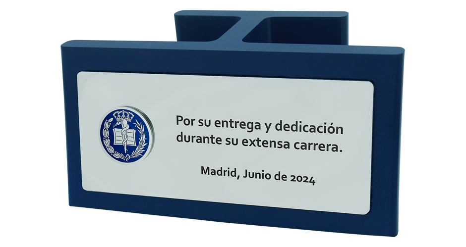 Medical plaque made of steel and lacquered resin (Blue)Ref. code: PL0465A plaque featuring a medical coat of arms carved from aluminum and oven-enameled, mounted on a polished solid steel plate and a resin beam-style stand.Size: 120x70mm.