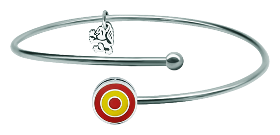 Pulsera de plata y acero "Bandera de España" (Acier)Referencia: PU2536Pulsera con la bandera de España tallada bajo relieve en plata de ley y esmaltada al horno, montado sobre un hilo de acero.Medida: 12x12mm.