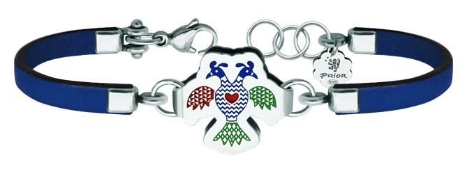Bracelet en argent, cuir et acier "Broderie traditionnelle de la Sierra de Francia" (Bleu)Referencia: PU2613Bracelet en cuir de 3 mm d'épaisseur avec motif serrano traditionnel sculpté en argent sterling et émaillé au four.Inspiré par la broderie traditionnelle de la Sierra de Francia, typique de villes comme La Alberca, Mogarraz et d'autres municipalités de la sierra, où vous pouvez apprécier ces œuvres d'art.Medida: 23x20mm.