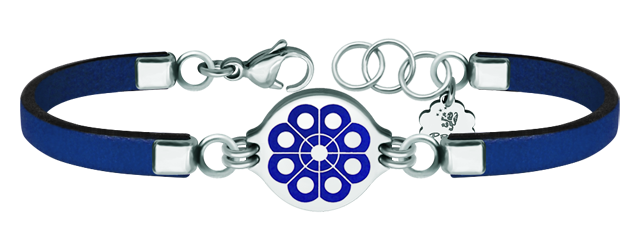 Bracelet en argent, cuir et acier inoxydable "Button charro de Salamanca" (Bleu)Referencia: PU2614Bracelet en cuir de 3 mm d'épaisseur avec le bouton charro sculpté en argent sterling et émaillé au four.Medida: 19x16mm.