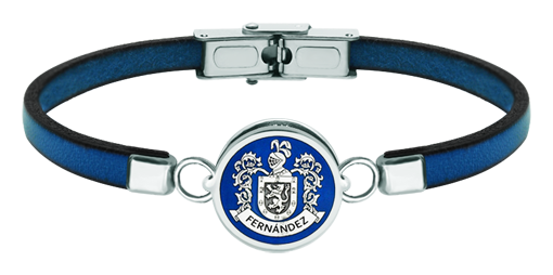 Bracelet en argent, acier et cuir "Bouclier héraldique du patronyme Rodriguez" (Bleu)Referencia: PU2702Bracelet en cuir de 3 mm d'épaisseur avec les armoiries du nom de famille Rodriguez sculptées en bas-relief dans de l'argent sterling et émaillées au four.Un travail d'artisanat méticuleux avec une garantie éternelle.Medida: 19x16mm.