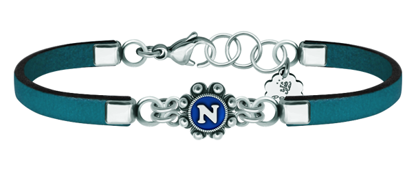 Bracelet en cuir "Charro Button" personnaliséReferencia: PU2727Bracelet en cuir avec bouton charro en argent sterling, personnalisé avec une lettre initiale émaillée.Medida: 12x12mm.