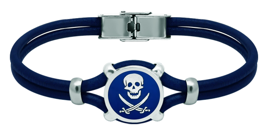 Silber- und Lederarmband "Piratenflagge" (Blau)Ref. Code: PU27923 mm dickes Lederarmband mit der Piratenflagge, die im Flachrelief in Sterlingsilber geschnitzt und einbrennlackiert ist.Gr&ouml;&szlig;e: 16x16mm.