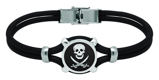 Silber- und Lederarmband "Piratenflagge" (Schwarz)Ref. Code: PU27923 mm dickes Lederarmband mit der Piratenflagge, die im Flachrelief in Sterlingsilber geschnitzt und einbrennlackiert ist.Gr&ouml;&szlig;e: 16x16mm.