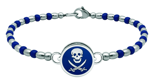 Silber- und Stahlarmband "Piratenflagge" (Blau)Ref. Code: PU2798Starres Kugelarmband aus Stahl mit der Piratenflagge, die im Flachrelief in Sterlingsilber eingraviert und einbrennlackiert ist.Gr&ouml;&szlig;e: 16x16mm.