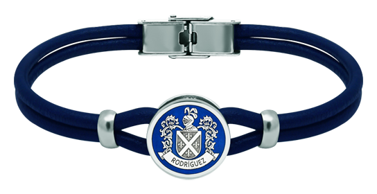 Wappenarmband aus Silber und Leder (Blau)Ref. Code: PU28183 mm dickes Lederarmband mit dem heraldischen Wappen Ihres Nachnamens, das im Flachrelief in Sterlingsilber geschnitzt und einbrennlackiert ist.Gr&ouml;&szlig;e: 16x16mm.
