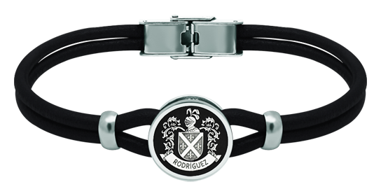 Wappenarmband aus Silber und Leder (Schwarz)Ref. Code: PU28183 mm dickes Lederarmband mit dem heraldischen Wappen Ihres Nachnamens, das im Flachrelief in Sterlingsilber geschnitzt und einbrennlackiert ist.Gr&ouml;&szlig;e: 16x16mm.