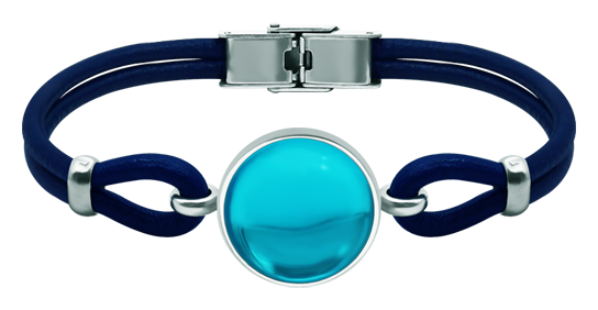 Bracelet en argent et cuir avec cristaux colorés (Bleu)Referencia: PU2837Bracelet en cuir et argent sterling de 3 mm d'épaisseur avec un cabochon en verre coloré de 18 mm.Medida: 20x20mm.