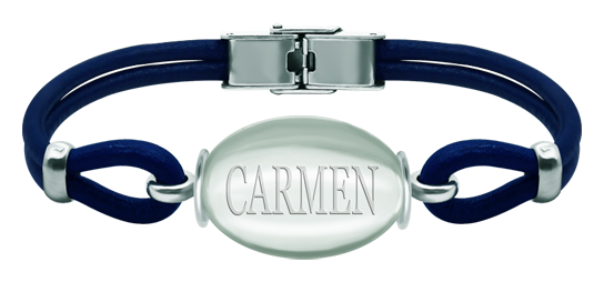 Pulsera de plata y cuero con cristal ovalado personalizado con nombre de 25x18mm (Azul)Referencia: PU2841Pulsera de cuero de 3mm de grosor y plata de ley con un cabujón de cristal de 25x18mm personalizado con nombre grabado.Medida: 25x18mm.