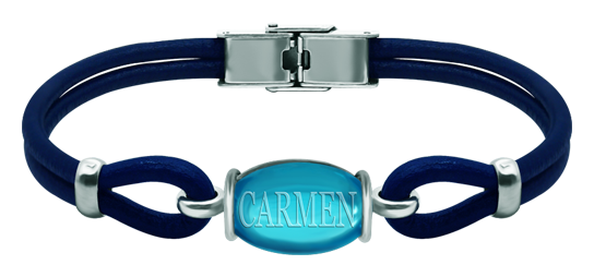 Pulsera personalizada de plata y cuero con cristal ovalado de colores de 18x13mm (Azul)Referencia: PU2842Pulsera de cuero de 3mm de grosor y plata de ley con un cabujón de cristal de colores de 18x13mm personalizada con nombre grabado en el cristal.Medida: 18x13mm.