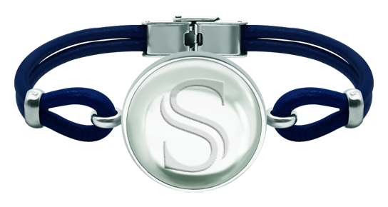 Bracelet en argent et cuir avec cabochon de cristal de 25 mm personnalisé avec une initiale (Bleu)
Referencia: PU2843
Bracelet en cuir de 3 mm d'épaisseur et en argent sterling avec un cabochon en cristal de couleur de 25 mm personnalisé avec l'initiale gravée dans le cristal.
Medida: 27x27mm. Bracelet en argent et cuir avec cabochon de cristal de 25 mm personnalisé avec une initiale (Bleu)
Referencia: PU2843
Bracelet en cuir de 3 mm d'épaisseur et en argent sterling avec un cabochon en cristal de couleur de 25 mm personnalisé avec l'initiale gravée dans le cristal.
Medida: 27x27mm.