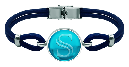 Silber- und Lederarmband mit farbigem Glascabochon 18mm mit Initialen (Blau)Ref. Code: PU28443 mm dickes Leder- und Sterlingsilberarmband mit einem 18 mm großen farbigen Kristallcabochon mit eingravierten Initialen im Kristall.Gr&ouml;&szlig;e: 20x20mm.
