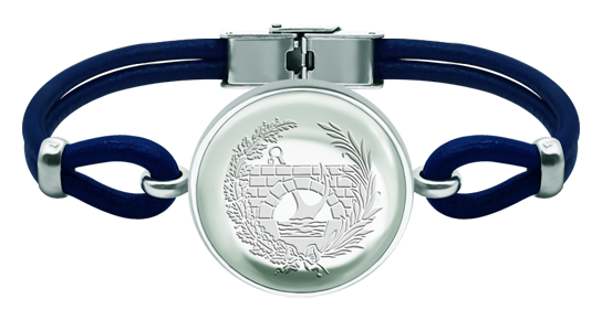Bracelet de course en argent et cuir avec cabochon en cristal (Bleu)Referencia: PU2845Bracelet en cuir de 3 mm d'épaisseur et en argent sterling avec un cabochon de cristal de 25 mm gravé des armoiries de votre collège ou association professionnelle.Medida: 27x27mm.