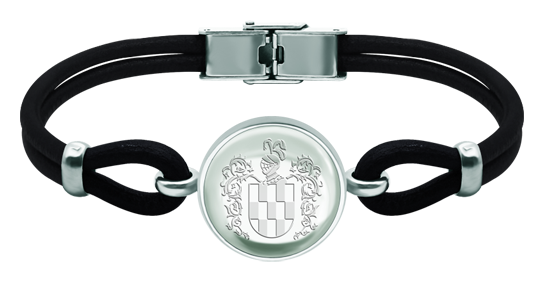 Pulsera heráldica de plata y cuero con cristal de colores de 18mmReferencia: PU2848Pulsera de cuero de 3mm de grosor y plata de ley con un cabujón de cristal de colores de 18mm grabado con el escudo de su apellido en el cristal.Medida: 20x20mm.