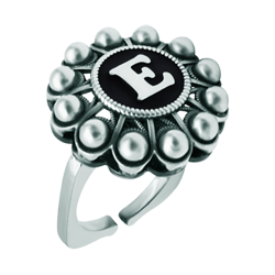 Bague bouton charro personnalisée en argent (Noir)Referencia: SR0352Bague en acier inoxydable avec bouton charro en argent sterling personnalisé avec une initiale émaillée au four.Medida: 21x21mm.