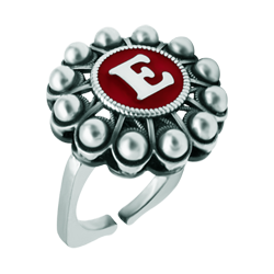 Bague bouton charro personnalisée en argent (Rouge)Referencia: SR0352Bague en acier inoxydable avec bouton charro en argent sterling personnalisé avec une initiale émaillée au four.Medida: 21x21mm.