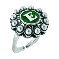 Sortija Botón charro de plata personalizado (Verde)Referencia: SR0352Sortija de acero con botón charro en plata de ley personalizado con inicial esmaltada al horno.Medida: 21x21mm.