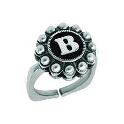 Bague bouton charro personnalisée en argent (Noir)Referencia: SR0354Bague en acier inoxydable avec bouton charro en argent sterling personnalisé avec une initiale émaillée au four.Medida: 16x16mm.