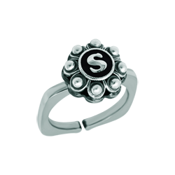 Bague bouton charro personnalisée en argent (Noir)Referencia: SR0355Bague en acier inoxydable avec bouton charro en argent sterling personnalisé avec une initiale émaillée au four.Medida: 12x12mm.