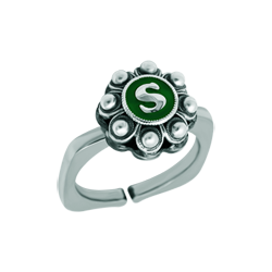 Sortija Botón charro de plata personalizado (Verde)Referencia: SR0355Sortija de acero con botón charro en plata de ley personalizado con inicial esmaltada al horno.Medida: 12x12mm.