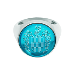 Anillo plata escudo Heráldico grabado en cristal (Azul)Referencia: SR0395Sortija fabricada en plata de ley, con cristal de colores talla cabujón de 16mm con el escudo heráldico de su apellido familiar grabado en la parte posterior.Medida: 16x16mm.