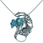 Silberner Jugendstil-Anhänger "Gesicht einer Frau mit Blumen"Ref. Code: CO0122Jugendstil-Anhänger aus Sterlingsilber.Blaue, grüne oder bernsteinfarbene emaillierte Blumen.Museumsstücke, die von den repräsentativsten Werken des Jugendstils, des Art déco und des Modernismus des späten 19. und frühen 20. Jahrhunderts inspiriert sind.Gr&ouml;&szlig;e: 41x53mm.