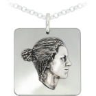 Colgante de plata "Cara"Referencia: CO1238Colgante fabricado en plata de ley y acero.Personalizado con su cara tallada en plata.Medida: 43x43mm.