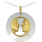 Pendentif en or "Visages"Referencia: CO1245Pendentif en or et acier.Personnalisé avec leurs visages sculptés en or.Medida: 45x45mm.