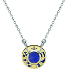 Colgante náutico de oro, acero y lapislázuli "Banderas náuticas"Referencia: CO1851Colgante de rueda personalizada con banderas náuticas representando su nombre talladas en oro de 18 ktes y esmaltadas al horno en un color, con un lapislázuli en el centro.Medida: 20x20mm.