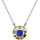Colgante de oro, acero y lapislázuli "Banderas náuticas"Referencia: CO1854Colgante de rueda personalizada con banderas náuticas representando su nombre talladas en oro de 18 ktes y esmaltadas al horno en sus colores representativos, con un lapislázuli en el centro.Medida: 20x20mm.