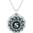 Colgante de plata y acero "Botón Charro personalizado con Inicial"Referencia: CO1939Colgante fabricado en plata de ley y acero pulido suave al tacto, personalizado con su letra inicial esmaltada al horno.Medida: 50x50mm.