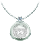 Colgante de plata con escudo Ingeniero de Caminos grabado en cristal de roca y moissanitaReferencia: CO2003Colgante fabricado en plata de ley con un cabujón de cristal de colores de 25x25mm, con el anagrama del Colegio Oficial de Ingeniero de Caminos, Canales y Puertos grabado en la parte posterior del cristal y una moissanita talla brillante de 5mm engastada.La moissanita es una gema preciosa creada en laboratorio que se ha ganado un lugar especial en la joyería por su belleza y cualidades únicas, deslumbra por su brillo superior al del diamante y su gran resistencia (9,25 en la escala de Mohs).Descubierta originalmente en un meteorito a finales del siglo XIX, y ese origen “estelar” le otorga un encanto singular.Llena de destellos únicos, combina lujo y elegancia en una sola joya.Medida: 25x25mm.