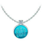 Silberanhänger mit eingraviertem heraldischem Wappen in Kristall und MoissanitRef. Code: CO2020Anhänger aus Sterlingsilber mit einem 16x16 mm großen farbigen Glascabochon, auf dessen Rückseite das Wappen seines Familiennamens eingraviert ist, und einem darin gefassten 5 mm großen Moissanit mit Brillantschliff.Moissanit ist ein im Labor hergestellter Edelstein, der aufgrund seiner Schönheit und seiner einzigartigen Eigenschaften einen besonderen Platz in der Schmuckherstellung einnimmt. Er besticht durch seinen diamantenähnlichen Glanz und seine hohe Festigkeit (9,25 auf der Mohs-Skala).Ursprünglich wurde er Ende des 19. Jahrhunderts in einem Meteoriten entdeckt, und dieser 