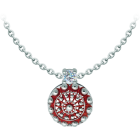 Colgante Botón Charro de plata esmaltada con moissanitaReferencia: CO2025Colgante fabricado en plata de ley esmaltada al horno acompañado de una moissanita talla brillante de 5mm engastada.La moissanita es una gema preciosa creada en laboratorio que se ha ganado un lugar especial en la joyería por su belleza y cualidades únicas, deslumbra por su brillo superior al del diamante y su gran resistencia (9,25 en la escala de Mohs).Descubierta originalmente en un meteorito a finales del siglo XIX, y ese origen “estelar” le otorga un encanto singular.Llena de destellos únicos, combina lujo y elegancia en una sola joya.Medida: 16x16mm.