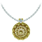 Colgante Boton Charro chapado en oro con moissanitaReferencia: CO2027Colgante chapado en oro acompañado de una moissanita talla brillante de 5mm engastada.La moissanita es una gema preciosa creada en laboratorio que se ha ganado un lugar especial en la joyería por su belleza y cualidades únicas, deslumbra por su brillo superior al del diamante y su gran resistencia (9,25 en la escala de Mohs).Descubierta originalmente en un meteorito a finales del siglo XIX, y ese origen “estelar” le otorga un encanto singular.Llena de destellos únicos, combina lujo y elegancia en una sola joya.Medida: 21x21mm.