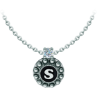 Personalisierter Charro Button-Anhänger mit Moissanit in SilberRef. Code: CO2031Personalisierter Anhänger aus Sterlingsilber mit einer eingebrannten emaillierten Initiale Ihres Namens und einem 5 mm großen Moissanit im Brillantschliff.Moissanit ist ein im Labor hergestellter Edelstein, der aufgrund seiner Schönheit und seiner einzigartigen Eigenschaften einen besonderen Platz in der Schmuckherstellung einnimmt. Er besticht durch seinen diamantenähnlichen Glanz und seine hohe Festigkeit (9,25 auf der Mohs-Skala).Ursprünglich wurde er Ende des 19. Jahrhunderts in einem Meteoriten entdeckt, und dieser 